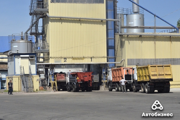 Почему дороги не служат вечно? Журналисты побывали на заводе по производству асфальтобетона и узнали ответ