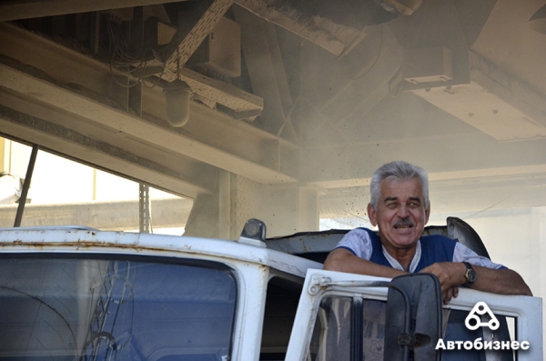 Почему дороги не служат вечно? Журналисты побывали на заводе по производству асфальтобетона и узнали ответ