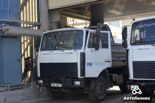 Почему дороги не служат вечно? Журналисты побывали на заводе по производству асфальтобетона и узнали ответ