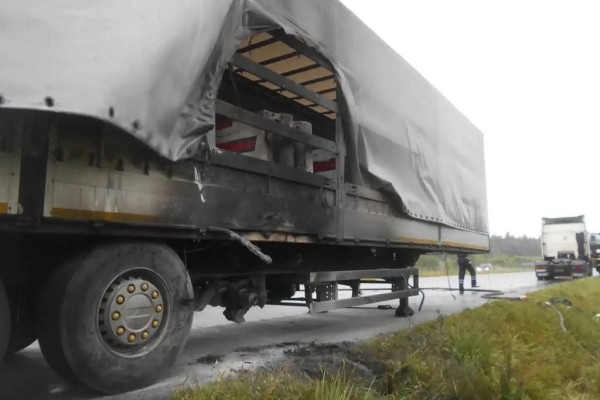 У полуприцепа на ходу загорелось колесо, а вместе с ним и тент У полуприцепа на ходу загорелось колесо, а вместе с ним и тент