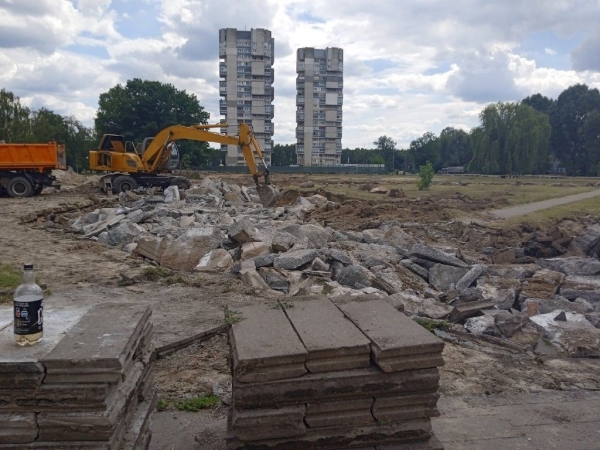 Брестчанка: разбирают бассейн детского городка возле ФОКа. В историю уходит целая эпоха
Брестчанка: разбирают бассейн детского городка возле ФОКа. В историю уходит целая эпоха