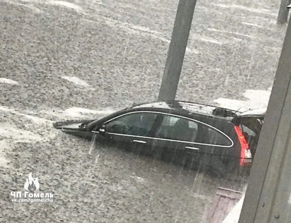 Сильный дождь затопил Гомель. Людей из воды доставали спасатели на лодках Сильный дождь затопил Гомель. Людей из воды доставали спасатели на лодках
