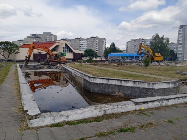 Брестчанка: разбирают бассейн детского городка возле ФОКа. В историю уходит целая эпоха
Брестчанка: разбирают бассейн детского городка возле ФОКа. В историю уходит целая эпоха