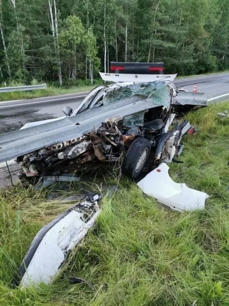 На М1 легковушка врезалась в ограждение разделительной полосы На М1 легковушка врезалась в ограждение разделительной полосы