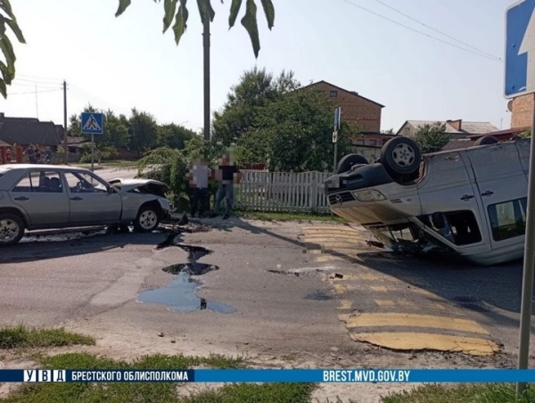 Mercedes перевернулся в Брестской области Mercedes перевернулся в Брестской области