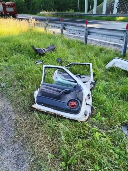 На М1 легковушка врезалась в ограждение разделительной полосы На М1 легковушка врезалась в ограждение разделительной полосы