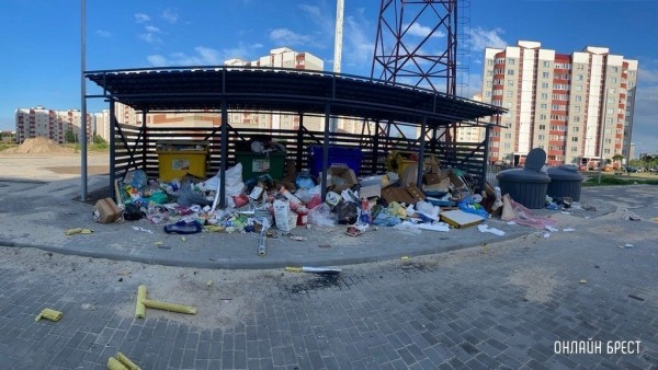 Читатель: Подскажите, куда можно обратиться? Живем в новостройке. Вот что происходит под домом. Брест, ул. Вульковская, 63
Читатель: Подскажите, куда можно обратиться? Живем в новостройке. Вот что происходит под домом. Брест, ул. Вульковская, 63