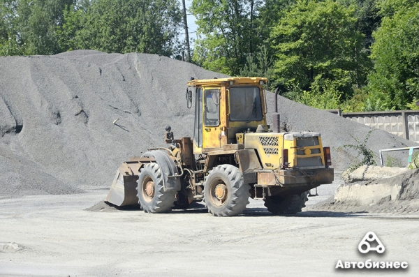 Почему дороги не служат вечно? Журналисты побывали на заводе по производству асфальтобетона и узнали ответ