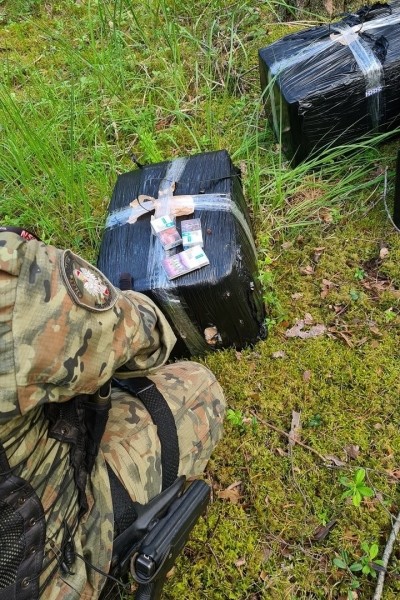 Польские пограничники наблюдали за дроном из Беларуcи, пока он не приземлился в 2-х км от границы. Нашли сигареты на 15,7 тыс $ Польские пограничники наблюдали за дроном из Беларуcи, пока он не приземлился в 2-х км от границы. Нашли сигареты на 15,7 тыс $