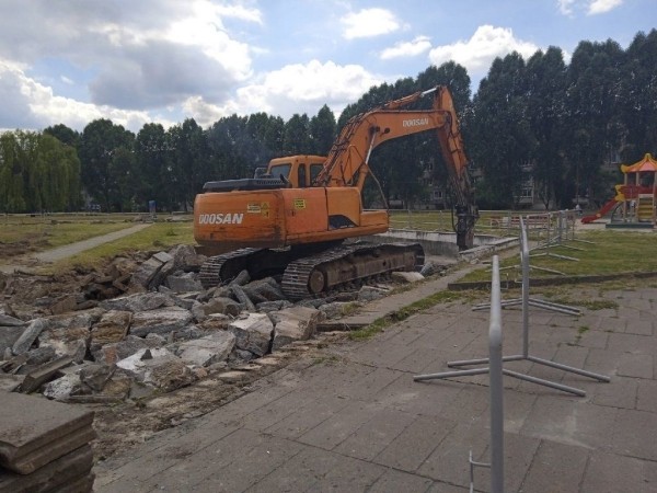 Брестчанка: разбирают бассейн детского городка возле ФОКа. В историю уходит целая эпоха
Брестчанка: разбирают бассейн детского городка возле ФОКа. В историю уходит целая эпоха