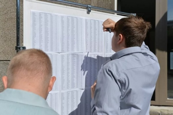 Стало известно, сколько абитуриентов набрало 100 баллов по иностранному