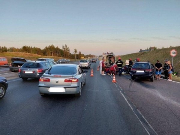 Пока водитель BMW на обочине оформлял европротокол, в него влетел VW. Подробности аварии на М4