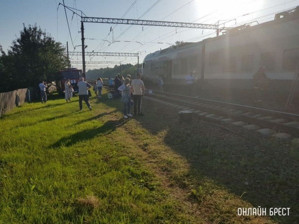 Поезд врезался в легковушку в Брестской области. Стали известны подробности