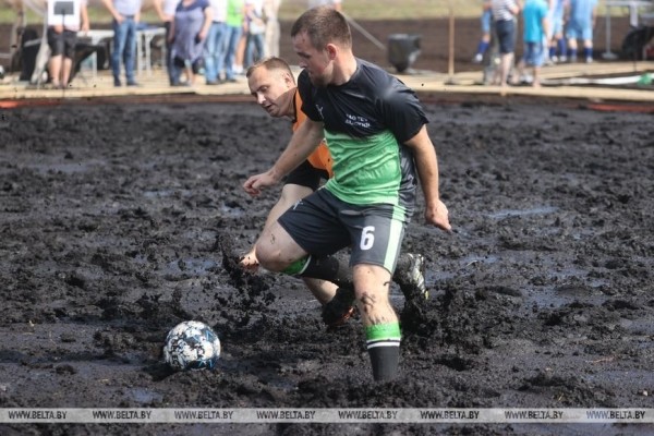 Смотрите, как в Беларуси играют в болотный футбол Смотрите, как в Беларуси играют в болотный футбол