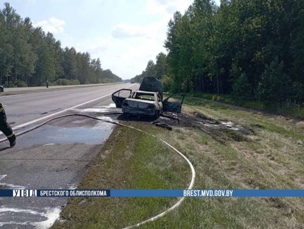В Брестской области на ходу загорелся автомобиль В Брестской области на ходу загорелся автомобиль