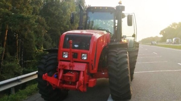 Минивэн столкнулся с трактором в Кобринском районе