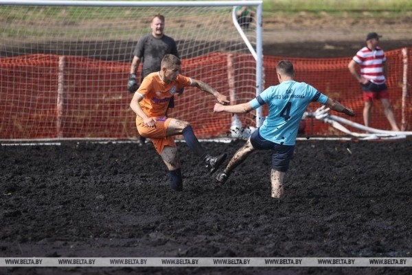 Смотрите, как в Беларуси играют в болотный футбол Смотрите, как в Беларуси играют в болотный футбол