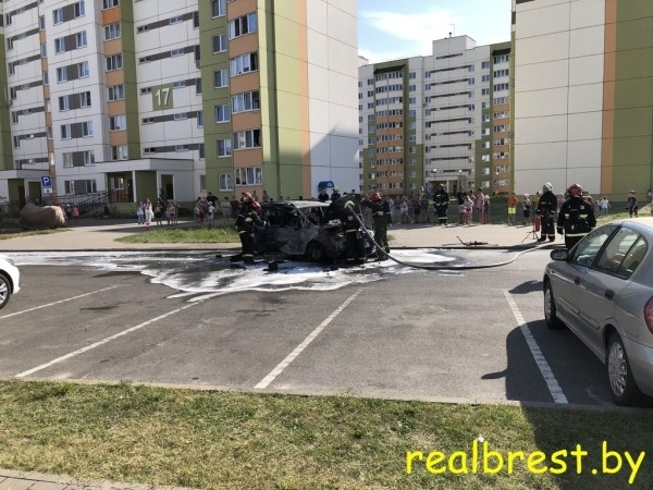 В Бресте на Грибоедова горел автомобиль