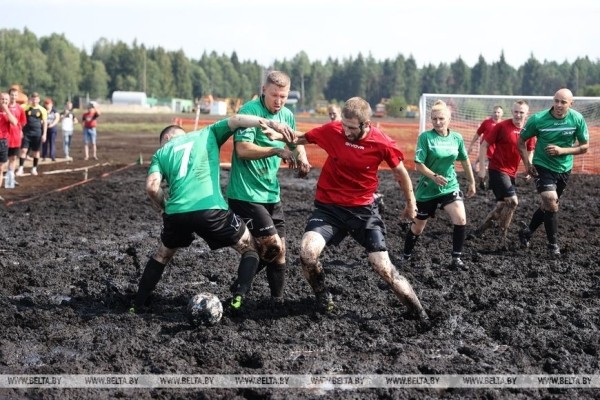 Смотрите, как в Беларуси играют в болотный футбол Смотрите, как в Беларуси играют в болотный футбол
