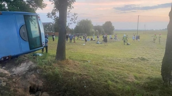 В Польше опрокинулся белорусский автобус с 47 пассажирами В Польше опрокинулся белорусский автобус с 47 пассажирами