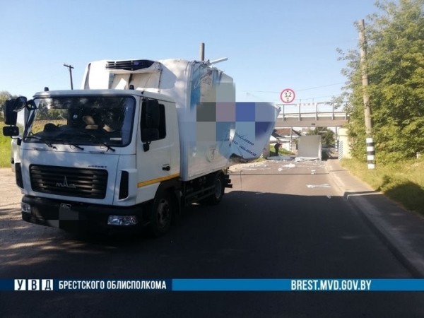 В ГАИ рассказали подробности, как грузовик не смог проехать под путепроводом в Бресте В ГАИ рассказали подробности, как грузовик не смог проехать под путепроводом в Бресте