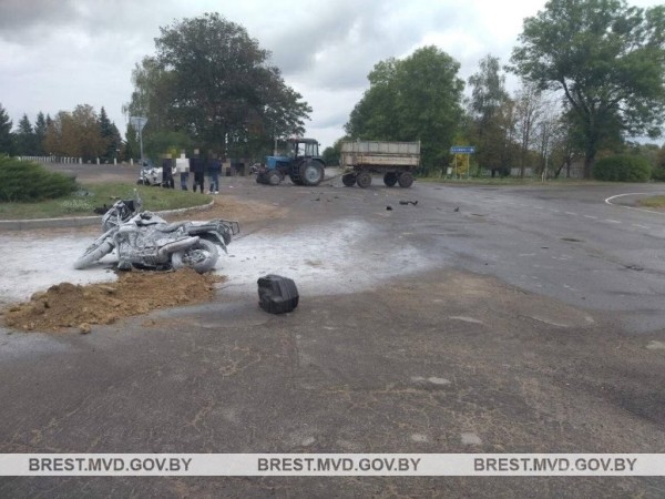 В Дрогичинском районе мотоциклист «встретился» с трактором, а велосипедист с ВАЗом. В Столинском районе грузовик столкнулся с легковушкой