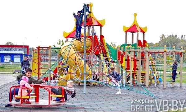 В Бресте парк 1000-летия залит осенними красками. Фоторепортаж