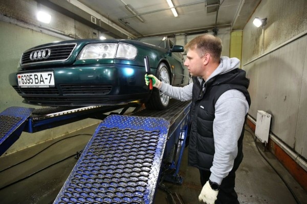 «Дедушка никого к машине не подпускал». История Audi A6 (С4), которая в семье белорусов уже 15 лет «Дедушка никого к машине не подпускал». История Audi A6 (С4), которая в семье белорусов уже 15 лет