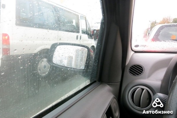 Из-за чего потеют стекла, как их быстро очистить и можно ли решить проблему принципиально