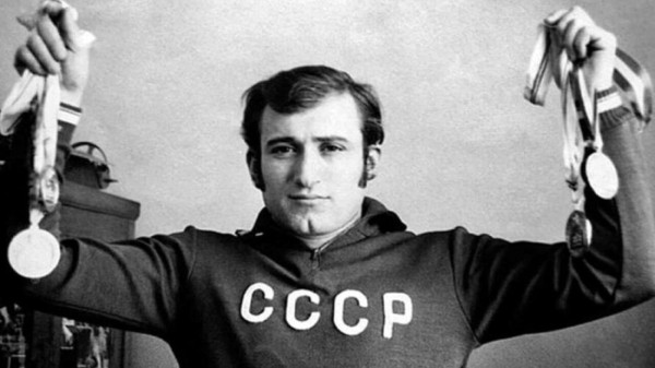 Спас людей из тонущего троллейбуса ценой карьеры. История советского пловца-супергероя