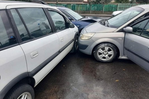 В Беларуси водитель умер прямо за рулем, а его Renault покатился в другие машины В Беларуси водитель умер прямо за рулем, а его Renault покатился в другие машины