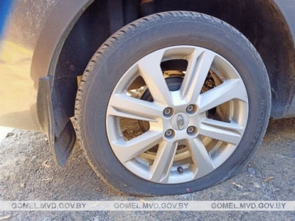 Пенсионер гвоздями и иглой пробивал автомобилям колеса за неправильную парковку Пенсионер гвоздями и иглой пробивал автомобилям колеса за неправильную парковку