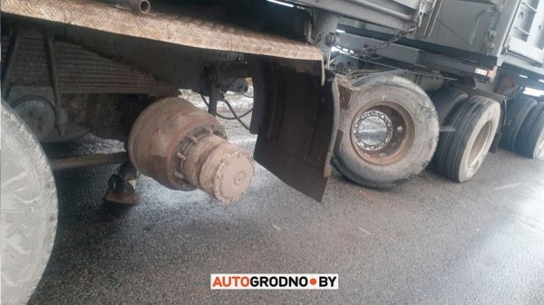 У грузовика отвалилось колесо и попало во встречку. Посмотрите, что случилось с легковушкой У грузовика отвалилось колесо и попало во встречку. Посмотрите, что случилось с легковушкой