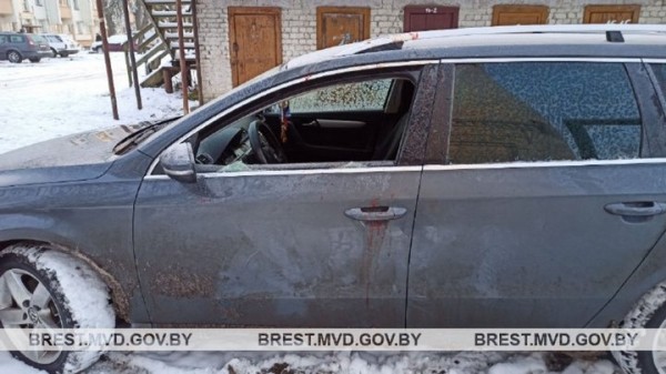 Разбито стекло, в салоне беспорядок и видны следы крови, поблизости лежит камень. Случай в Брестской области Разбито стекло, в салоне беспорядок и видны следы крови, поблизости лежит камень. Случай в Брестской области