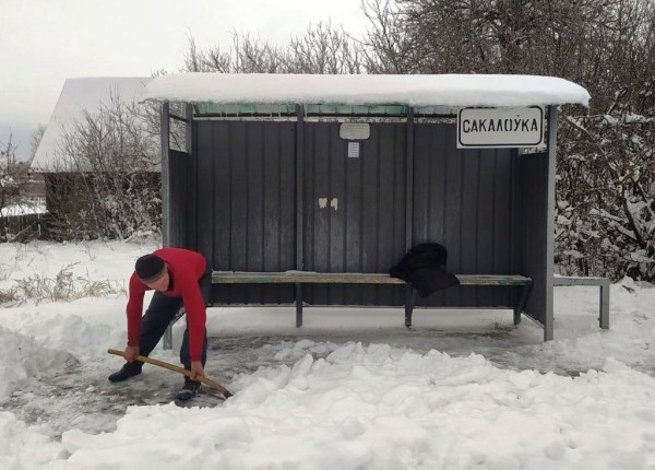В Пинском районе люди пришли на помощь дорожникам расчищать снег на остановках В Пинском районе люди пришли на помощь дорожникам расчищать снег на остановках