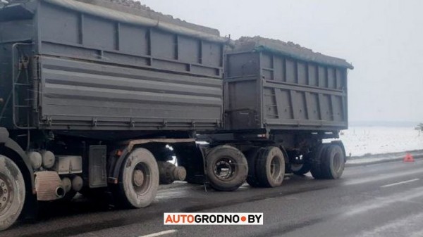 У грузовика отвалилось колесо и попало во встречку. Посмотрите, что случилось с легковушкой У грузовика отвалилось колесо и попало во встречку. Посмотрите, что случилось с легковушкой