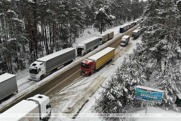 Мобильный пункт обогрева для стоящих в очереди дальнобойщиков установили в пункте пропуска «Привалка» Мобильный пункт обогрева для стоящих в очереди дальнобойщиков установили в пункте пропуска «Привалка»
