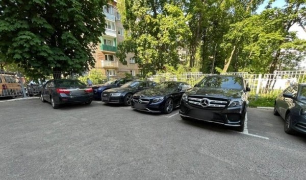 Бухгалтер умудрилась столько наворовать на работе, что ее взрослый сын купил себе пять дорогих авто