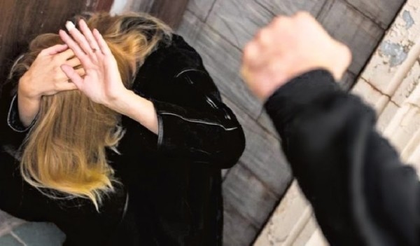 Ситуация в Гомеле: муж поколачивает жену, она плачет, но не уходит