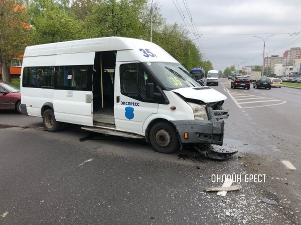 
                Читатель: В Бресте сегодня произошло жестко ДТП с участием маршрутки и легковушки
            