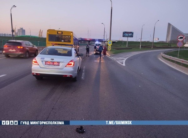 Пешеход перепрыгнул ограждение и побежал прямо под автобус. Опубликовано видео