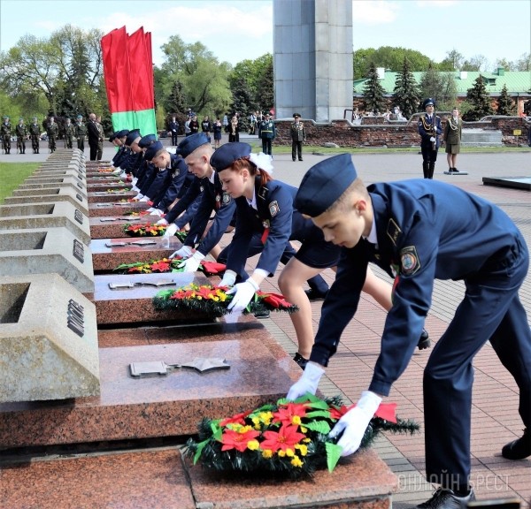 
                Читатель: Возложение венков к пилонам городов-героев в Брестской крепости
            