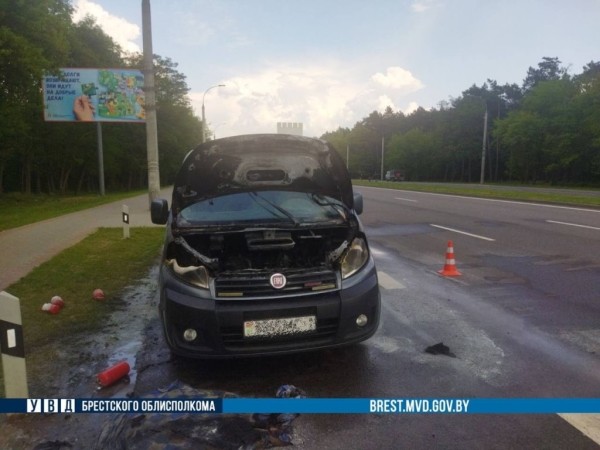 В Бресте на Московской горел автомобиль