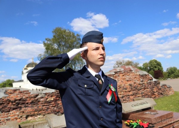 
                Читатель: Возложение венков к пилонам городов-героев в Брестской крепости
            