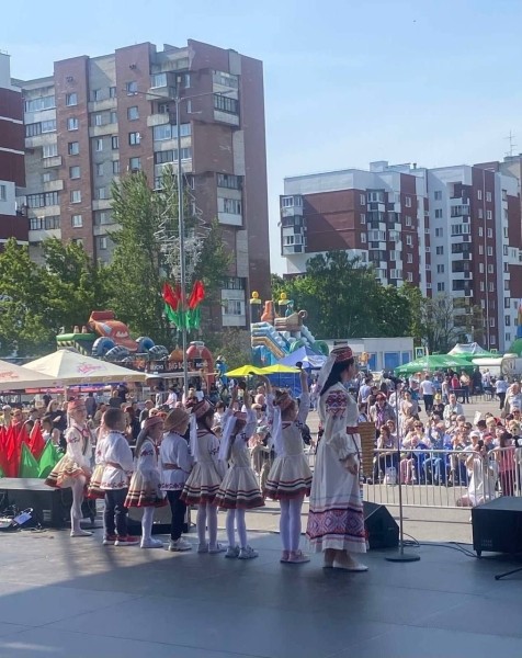 Небольшой фоторепортаж. Сегодня у торгового центра «Экватор» в Бресте
Небольшой фоторепортаж. Сегодня у торгового центра «Экватор» в Бресте