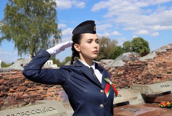 
                Читатель: Возложение венков к пилонам городов-героев в Брестской крепости
            