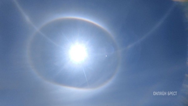 
                Читатель: Сегодня удалось наблюдать редкое оптическое явление. Длилось оно несколько минут. Фото сделаны в Ивацевичском районе
            