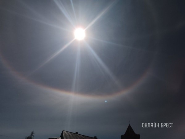 
                Читатель: Сегодня удалось наблюдать редкое оптическое явление. Длилось оно несколько минут. Фото сделаны в Ивацевичском районе
            