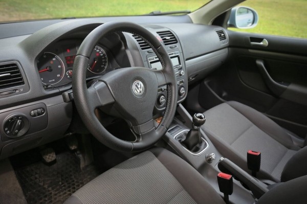 «Брал новым у дилера в 2009 году». Белорус показал VW Jetta 1.9 TDI, который до сих пор обслуживает у «официалов»