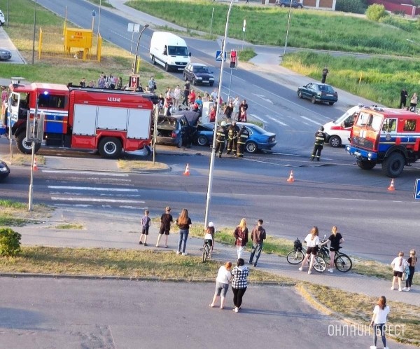 Очевидец: Брестская область. Сегодня в Дрогичине жестко столкнулись автомобили
             
                Очевидец: Брестская область. Сегодня в Дрогичине жестко столкнулись автомобили